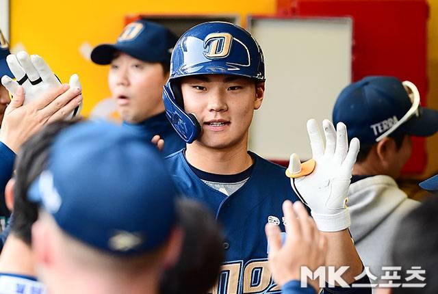 2025년 5월 13일 오후 인천 SSG랜더스필드에서 ‘2025 신한 SOL뱅크 KBO 리그’ NC 다이노스와 SSG 랜더스 경기가 열렸다. 1회초 1사에서 NC 김주원이 SSG 선발 문승원을 상대로 시즌 4호 선제 솔로홈런을 치고 더그아웃 동료들과 하이파이브를 하고 있다. 사진=김영구 기자