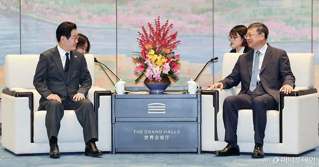 [상하이=뉴시스] 최동준 기자 = 중국을 국빈 방문 중인 이재명 대통령이 6일(현지 시간) 상하이 세계회객청에서 천지닝 상하이시 당 서기와 만찬에 앞서 사전환담을 하고 있다. 2026.01.06. photocdj@newsis.com /사진=