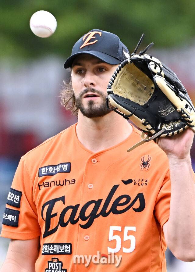 한화 선발투수 와이스가 공을 받고 있다./마이데일리