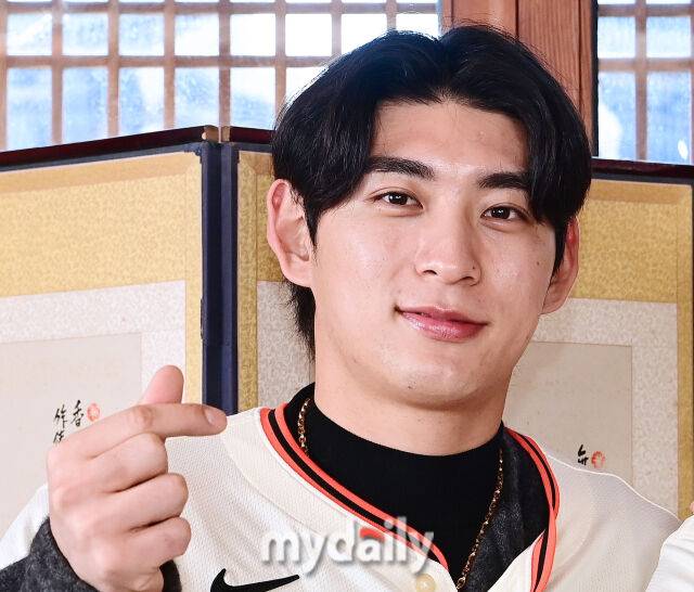 6일 서울 종로구 클래식고택 디토에서 미국 프로야구 메이저리그 베이스볼(MLB) 샌프란시스코 자이언츠 한국 방문 미디어데이가 열렸다. 이날 한국 문화 체험 행사에 참석한 샌프란시스코 자이언츠 이정후가 포토타임을 갖고 있다./종로 = 한혁승 기자