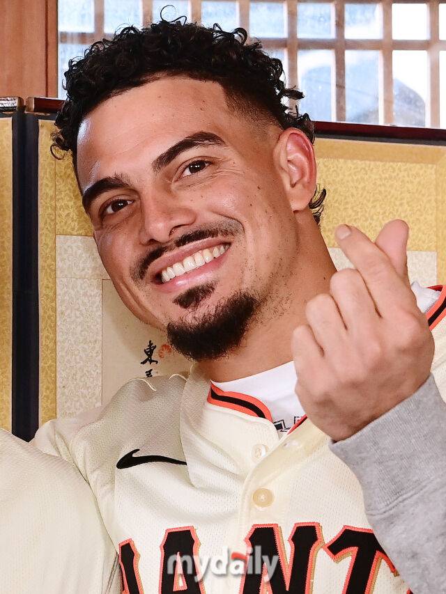 6일 서울 종로구 클래식고택 디토에서 미국 프로야구 메이저리그 베이스볼(MLB) 샌프란시스코 자이언츠 한국 방문 미디어데이가 열렸다.이날 한국 문화 체험 행사에 참석한 샌프란시스코 자이언츠 윌리 아다메스가 포토타임을 갖고 있다./종로 = 한혁승 기자