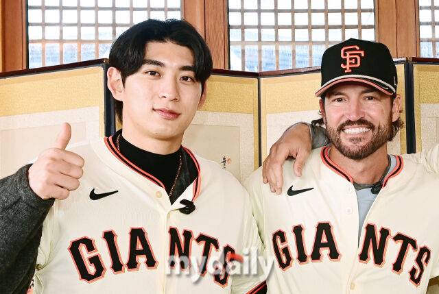 6일 서울 종로구 클래식고택 디토에서 미국 프로야구 메이저리그 베이스볼(MLB) 샌프란시스코 자이언츠 한국 방문 미디어데이가 열렸다. 이날 한국 문화 체험 행사에 참석한 샌프란시스코 자이언츠 이정후(왼쪽), 토니 비텔로 감독이 포토타임을 갖고 있다./종로 = 한혁승 기자
