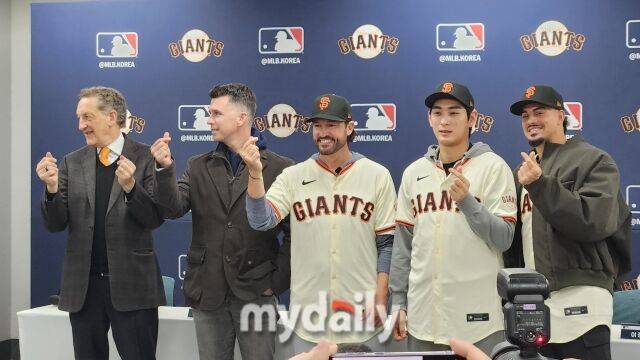 샌프란시스코 자이언츠 래리 베어 CEO, 버스터 포지 사장, 토니 바이텔로 감독, 이정후, 윌리 아다메스(왼쪽부터)./이천=김경현 기자