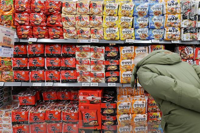 서울 시내 대형마트에 라면 판매대 모습. [연합뉴스]