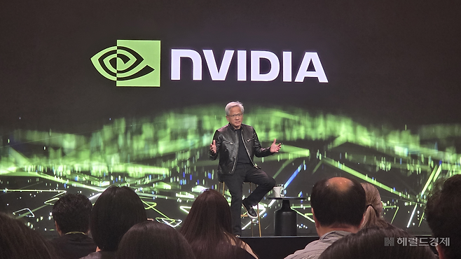 젠슨 황 엔비디아 CEO가 6일(현지시간) 미국 라스베이거스 퐁텐블로 호텔에서 진행한 미디어 간담회에 참석했다. 박지영 기자.