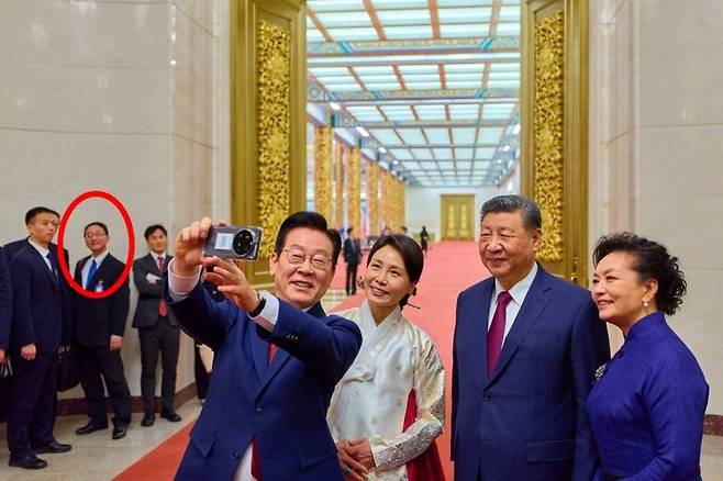 한중 정상 ‘셀카’ 뒤 포착된 류진쑹 중국 외교부 아시아 국장[이재명 대통령 엑스(X·옛 트위터) 캡처]