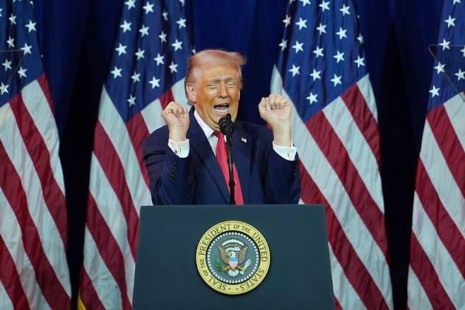 [워싱턴=AP/뉴시스] 도널드 트럼프 미국 대통령이 6일(현지 시간) 미국 워싱턴DC의 트럼프 케네디 센터에서 하원 공화당 의원들을 대상으로 연설하고 있다. 트럼프 대통령은 베네수엘라 정부가 원유 3000~5000만 배럴을 인도하기로 했다며, 시장 가격에 판매해 수익금을 직접 관리하겠다고 밝혔다. 2026.01.07.