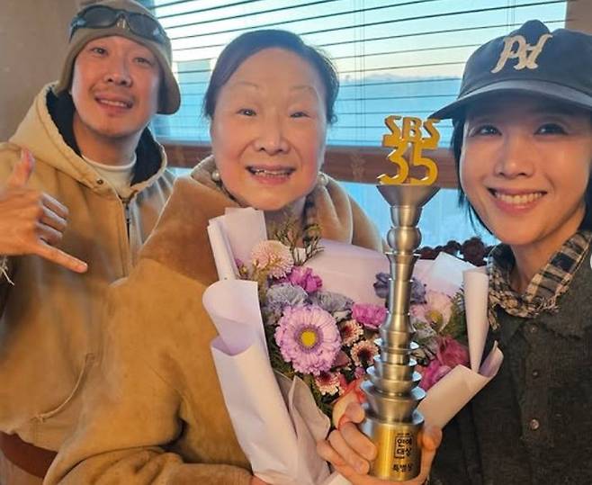 [서울=뉴시스] 래퍼 겸 방송인 하하가 어머니 '융드옥정'의 근황을 공개했다. (사진=하하 인스타그램 캡처) 2026.01.07 photo@newsis.com *재판매 및 DB 금지