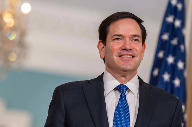 [워싱턴=AP/뉴시스]마코 루비오 미 국무장관이 6일(현지시각) 미 국무부 청사에서 막심 프레보 벨기에 외교장관을 맞이하고 있다. 루비오는 그린란드에 대한 군사 점령 가능성 언급이 이어지는 속에 공격이 임박하지 않았으며 매입이 목표라고 말한 것으로 전해졌다. 2026.1.7.