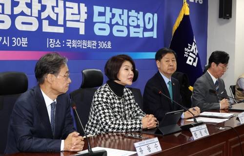 2026년 경제성장전략 당정, 발언하는 한정애 정책위의장 2026년 경제성장전략 당정, 발언하는 한정애 정책위의장      (서울=연합뉴스) 배재만 기자 = 더불어민주당 한정애 정책위의장(왼쪽 두 번째)이 7일 서울 여의도 국회 의원회관에서 열린 2026년 경제성장전략 당정 협의에서 발언하고 있다. 2026.1.7     scoop@yna.co.kr (끝)   <저작권자(c) 연합뉴스, 무단 전재-재배포, AI 학습 및 활용 금지>
