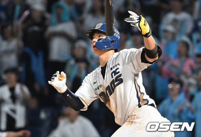 [OSEN=창원, 이석우 기자] 20일 창원NC파크에서 2025 신한 SOL 뱅크 KBO 리그 NC 다이노스와 삼성 라이온즈의 경기가 열렸다. 홈팀 NC는 목지훈이, 방문팀 삼성은 원태인이 선발 출전했다. NC 다이노스 김주원이 8회말 좌월 솔로 홈런을 치고 있다. 2025.08.20 / foto0307@osen.co.kr