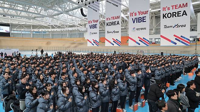 7일 충북 진천선수촌에서 열린 2026 국가대표 훈련 개시식에서 선수 등 참석자들이 국기에 경례하고 있다. (사진=연합뉴스)