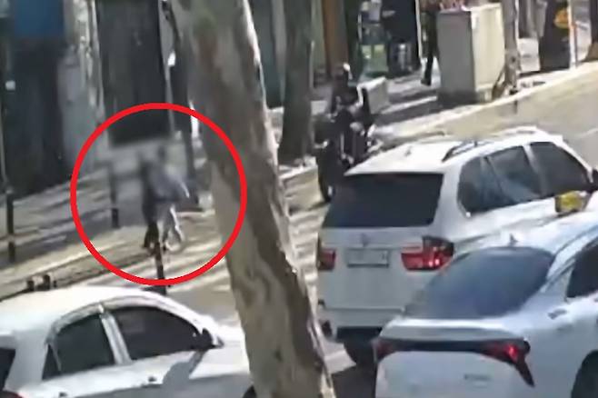 지난해 12월31일 오후 충북 청주시 청원구 내덕동의 한 삼거리에서 손을 들고 건너는 형제를 향해 달려오는 A씨 오토바이. MBC 보도화면 캡처