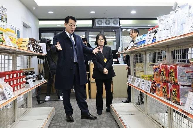 졍명근 화성시장이 먹거리 기본보장 코너인 ‘그냥드림’&nbsp;사업장을 방문해 현장 담당자들과 운영 방안에 대해 의견을 나누고 있다. 화성시 제공