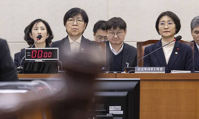 정은경 보건복지부 장관(왼쪽)과 이스란 차관이 7일 국회에서 열린 보건복지위 전체 회의에 출석해 박주민 위원장의 아동수당법 개정안 상정을 지켜보고 있다. 이날 복지위에서는 아동수당 지급 연령을 점차 상향해 2030년엔 만 12세 이하까지로 확대하고, 비수도권과 인구 감소지역에는 매월 최대 2만원 더 주는 아동수당법 개정안이 여야 합의로 처리했다. 연합뉴스