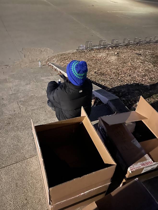 본 기자는 첫 번째 게임에서 제일 먼저 잡힌 도둑이 돼 지정된 자리(감옥)에 앉아있다.&nbsp;