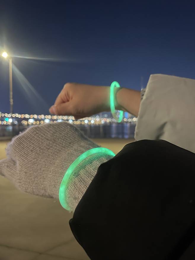 일반 시민과 참가자를 구별하기 위해 경도 참가자는 야광팔찌를 착용했다.