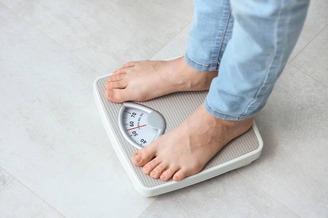 체중을 재는 사람. 다이어트 자료사진. 123rf.com