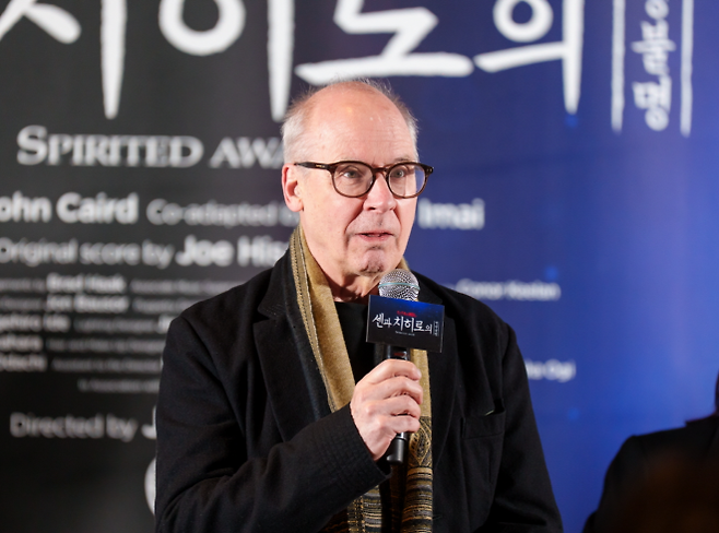 뮤지컬 ‘센과 치히로의 행방불명’을 연출한 존 케어드가 7일 서울 예술의전당에서 열린 기자간담회에서 작품 설명을 하고 있다. CJ ENM 제공