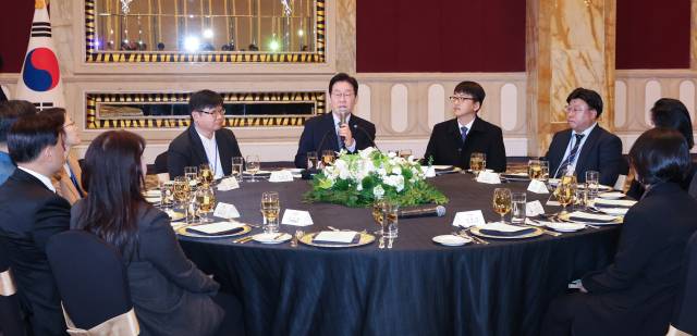 중국을 국빈방문 중인 이재명 대통령이 7일 상하이의 한 호텔에서 열린 순방 기자단 오찬 간담회에서 발언하고 있다. 연합뉴스
