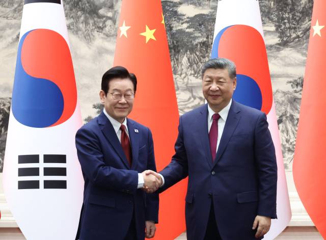 이재명 대통령과 시진핑 중국 국가주석이 5일 베이징 인민대회당에서 열린 한중 MOU 체결식에서 악수하고 있다. 연합뉴스