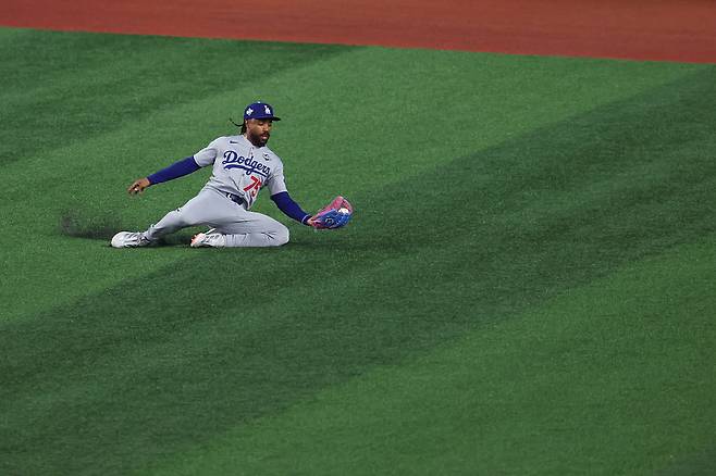 저스틴 딘이 지난해 10월 토론토와의 월드시리즈 1차전에서 슬라이딩하며 공을 잡아내고 있다. Getty Images코리아