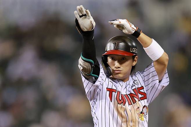 LG 신민재가 지난해 8월 7일 서울 잠실야구장에서 열린 두산과의 경기에서 안타를 치고 세리머니를 하고 있다. 연합뉴스