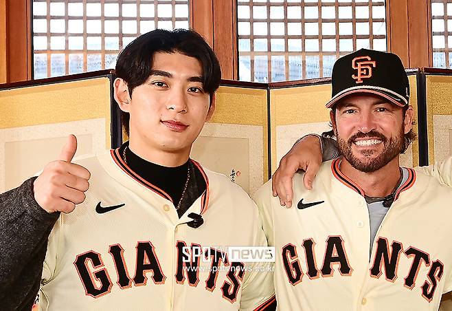 ▲ 이정후와 토니 바이텔로 감독 ⓒ곽혜미 기자