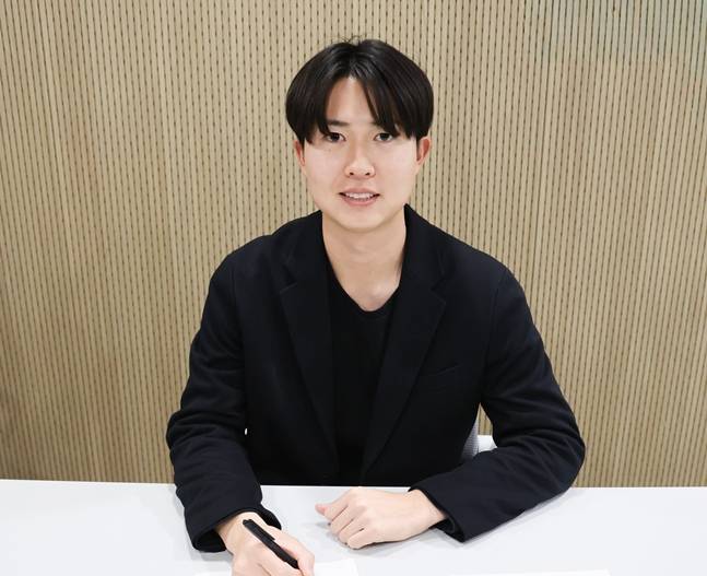 계약서에 서명하고 있는 쿄야마 마사야. /사진=롯데 자이언츠