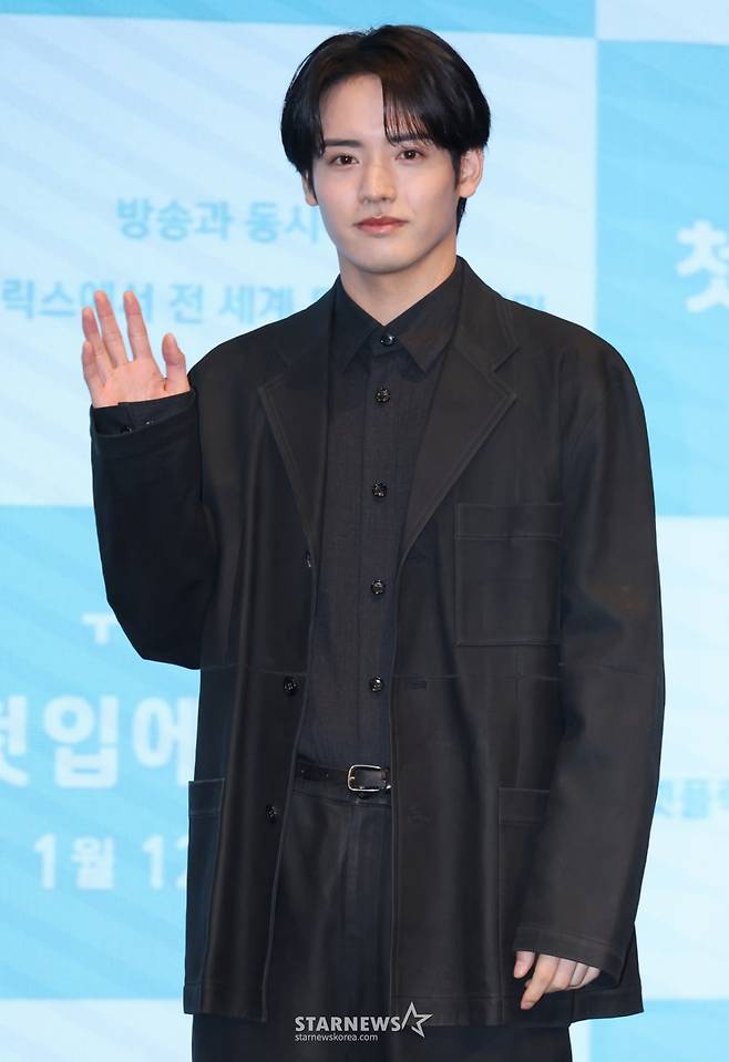 일본배우 아카소 에이지가 7일 오후 서울 구로구 더세인트에서 진행된 일본TV TOKYO 드라마 '첫입에 반하다' 제작발표회에 참석해 포즈를 취하고 있다.  ‘첫입에 반하다’는 일본과 한국의 각 문화와 가치관 차이에 혼란스럽지만 서로에게 끌리는 하세 타이가와 박린의 진심이 가슴 깊이 전해지는 순정 러브 스토리다. /2026.01.07 /사진=이동훈 photoguy@