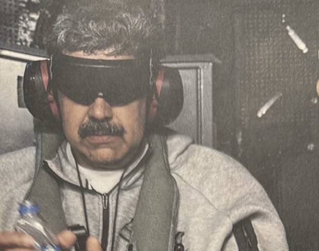 도널드 트럼프 미국 대통령은 1월 3일(현지 시간) 소셜미디어 트루스소셜에 “니콜라스 마두로가 미 해군 이오지마함에 탑승 중이다”라며 사진을 게재했다.&nbsp;도널드 트럼프 트루스소셜 계정