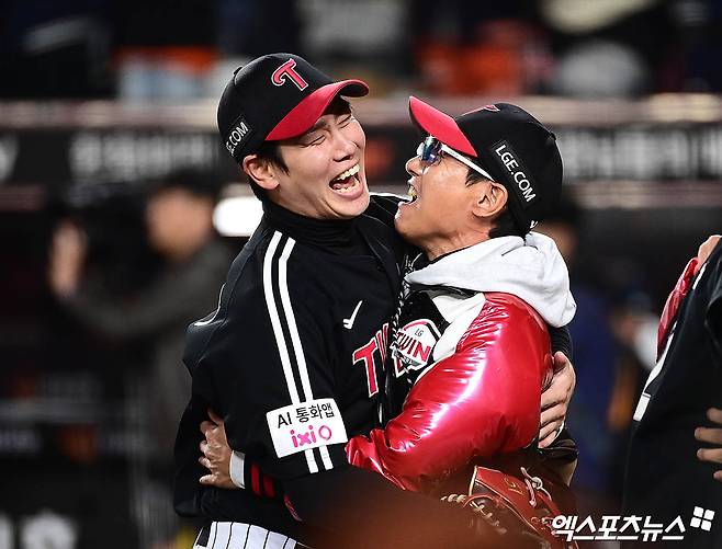 6일 오후 서울 잠실야구장에서 열린 2026년 선수단 신년 인사회에 참석한 LG 트윈스 홍창기가 현재 다년계약 협상 진행 상황을 묻는 말에 '지금은 얘기할 수 있는 게 없다. 오늘(6일) 만나신 것 같은데, 구체적인 대화는 오가지 않았다'고 답했다. 엑스포츠뉴스 DB