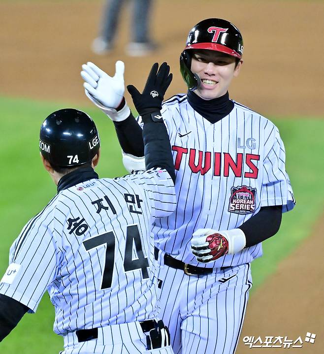 6일 오후 서울 잠실야구장에서 열린 2026년 선수단 신년 인사회에 참석한 LG 트윈스 홍창기가 현재 다년계약 협상 진행 상황을 묻는 말에 '지금은 얘기할 수 있는 게 없다. 오늘(6일) 만나신 것 같은데, 구체적인 대화는 오가지 않았다'고 답했다. 엑스포츠뉴스 DB