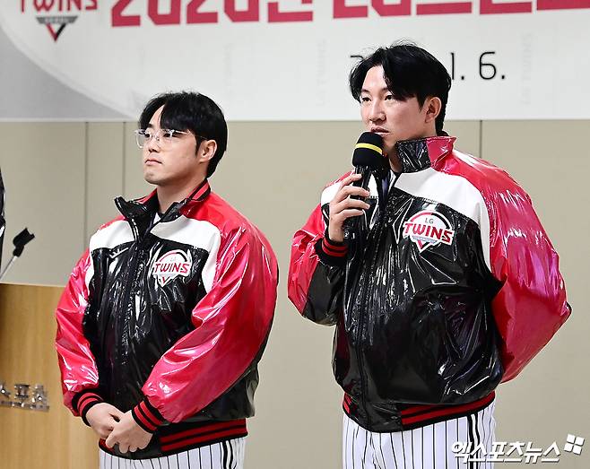 6일 오후 서울 송파구 잠실야구장에서 열린 '2026 LG 트윈스 시무식'에 참석한 LG 김민수, 장시환이 인사하고 있다. 잠실, 박지영 기자