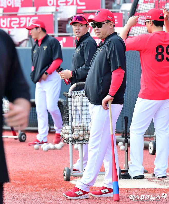 22일 오후 수원KT위즈파크에서 열리는 '2025 신한 SOL Bank KBO리그' KIA 타이거즈와 KT 위즈의 경기, KIA 이범호 감독이 선수들의 훈련을 지켜보고 있다. 엑스포츠뉴스 DB