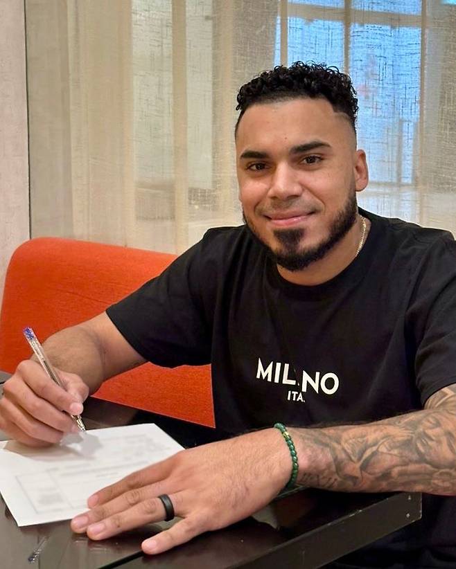 KIA 타이거즈가 지난달 24일 새 외국인 타자 해럴드 카스트로와 총액 100만 달러(계약금 20만 달러, 연봉 70만 달러, 옵션 10만 달러)에 계약했다. 카스트로는 정교한 타격 능력을 보유한 중장거리형 타자이며, 내야와 외야 전 수비 포지션을 소화할 수 있는 자원이다. 미국 메이저리그(MLB)에서 6시즌을 소화했고, 마이너리그에서는 3시즌(이하 트리플A)을 보냈다. KIA 타이거즈