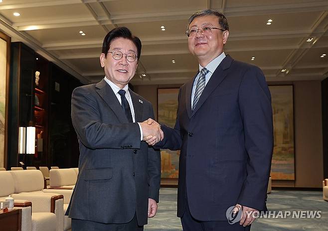천지닝 상하이 당서기와 악수하는 이재명 대통령 (상하이=연합뉴스) 한상균 기자 = 이재명 대통령이 6일 중국 상하이 세계회객청에서 천지닝 상하이시 당 서기와 만찬에 앞서 인사를 나누고 있다. 2026.1.6 xyz@yna.co.kr