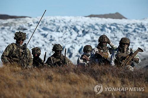 그린란드에서 군사 훈련을 하는 덴마크 군인들 [로이터 연합뉴스 자료사진. 재판매 및 DB 금지]
