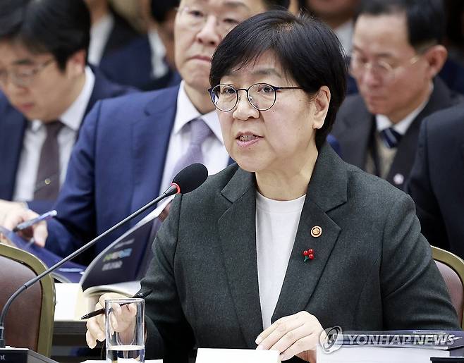 2025년 12월 16일 대통령에게 업무 보고하는 정은경 복지부 장관 [대통령실 통신 사진기자단 사진]