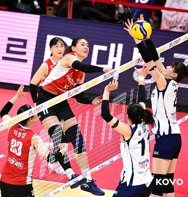 공격하는 페퍼저축은행의 시마무라(중앙) [한국배구연맹 제공. 재판매 및 DB 금지]