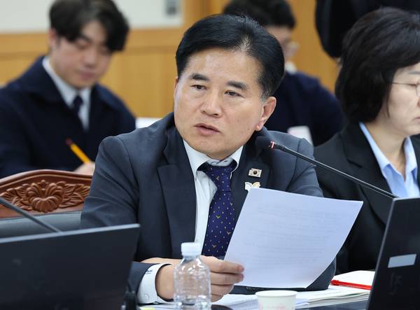 더불어민주당 이병진 의원이 지난해 10월 22일 인천 연수구 해양경찰청에서 열린 국회 농림축산식품해양수산위원회의 해양경찰청 등에 대한 국정감사에서 질의하고 있다. 2025.10.22 /연합뉴스