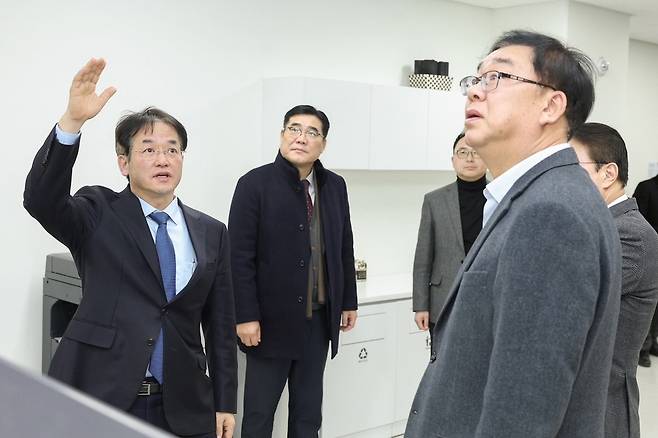▲ 이동환 고양시장이 지난해 12월 삼송MBN 스튜디오 지식산업센터에 입주한 LG헬로비전을 방문해 회사 관계자들과 내부를 둘러보고 있다. /사진 제공=고양시
