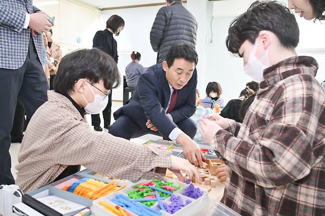 포천애봄 365 프로그램에 백영현 시장(가운데)이 함께하고 있다. 사진=포천시청