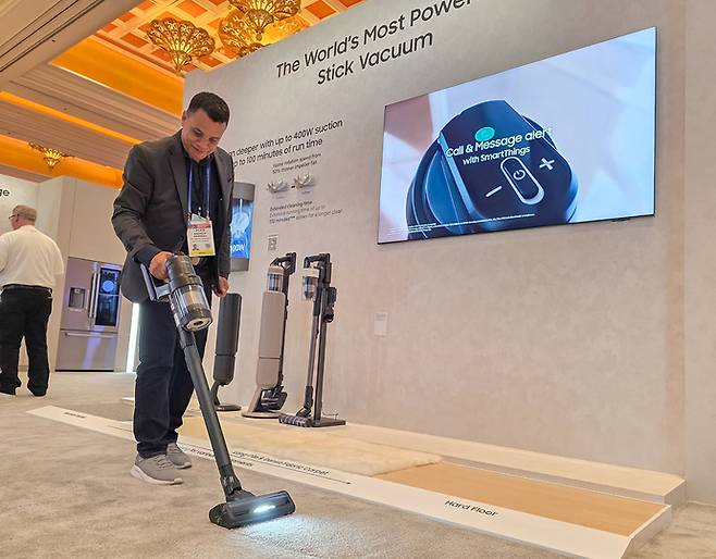 관람객이 미국 라스베이거스에서 열리는 세계 최대 전자 전시회 'CES 2026'에 마련된 윈호텔 삼성전자 단독 전시관에서 '비스포크 AI 제트 400W' 스틱 청소기를 체험하고 있다. 사진=삼성전자