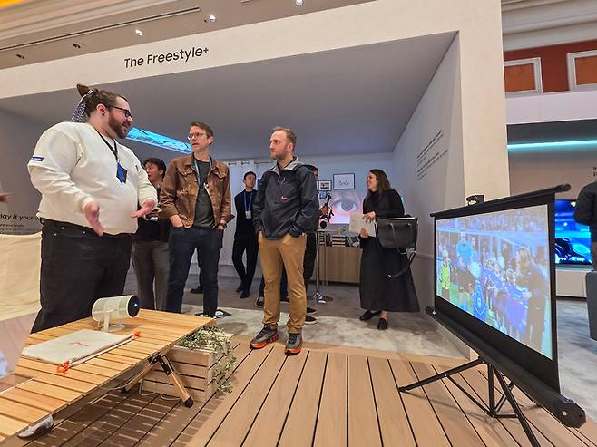 관람객이 미국 라스베이거스에서 열리는 세계 최대 전자 전시회 'CES 2026'에 마련된 윈호텔 삼성전자 단독 전시관에서 '더 프리스타일+'를 구경하고 있다. 사진=삼성전자