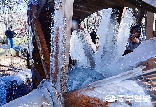 영하 10도 안팎의 강추위가 찾아온 8일 오전 용인시 한국민속촌 물레방아에 고드름이 얼어 있다. 임채운기자
