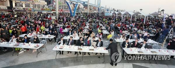 2016년 3월 당시 드라마 '별에서 온 그대' 인기를 업고&nbsp;인천 월미공원 광장에 유커 4500여명이 사상 최대 치맥파티를 벌였다. 2016.3.28 [사진=연합뉴스]