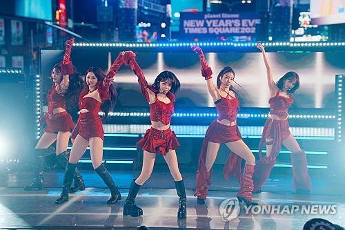 뉴욕 타임스스퀘어 신년 행사에서&nbsp;공연한 K팝 그룹 르세라핌 [사진=연합뉴스]