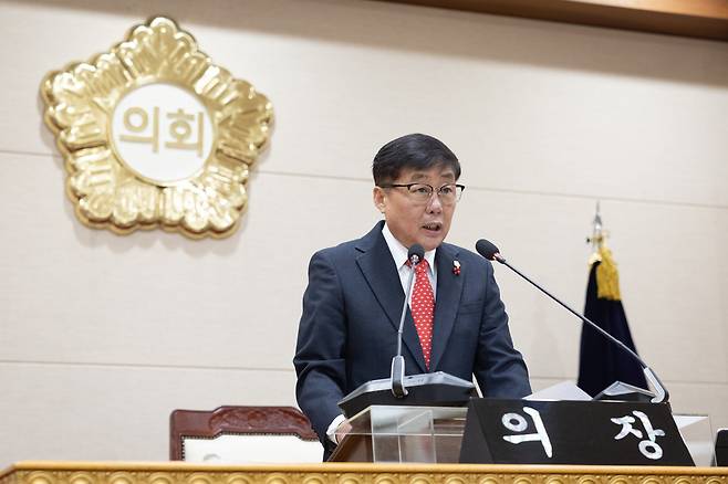 윤창철 의장이 제384회 임시회 본회의에서 무인 교통단속 장비 과태료 수입의 지방세입 전환 촉구 건의안을 채택하고 있다.