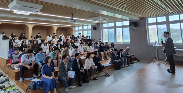 서울대 수의과대학 장구 교수 지난해 7월 21일 산서중·고등학교 진로특강 모습. /사진제공=장수교육지원청